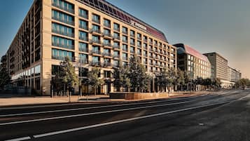 Ein modernes Hotel mit einer großen Glasfassade, mehreren Balkonen und einer auffälligen Beschilderung.