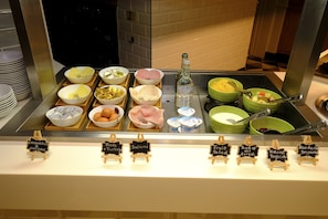 Petit déjeuner buffet servi tous les jours en supplément