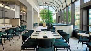 Un comedor interior amplio con techos altos, ventanas grandes y un diseño moderno.