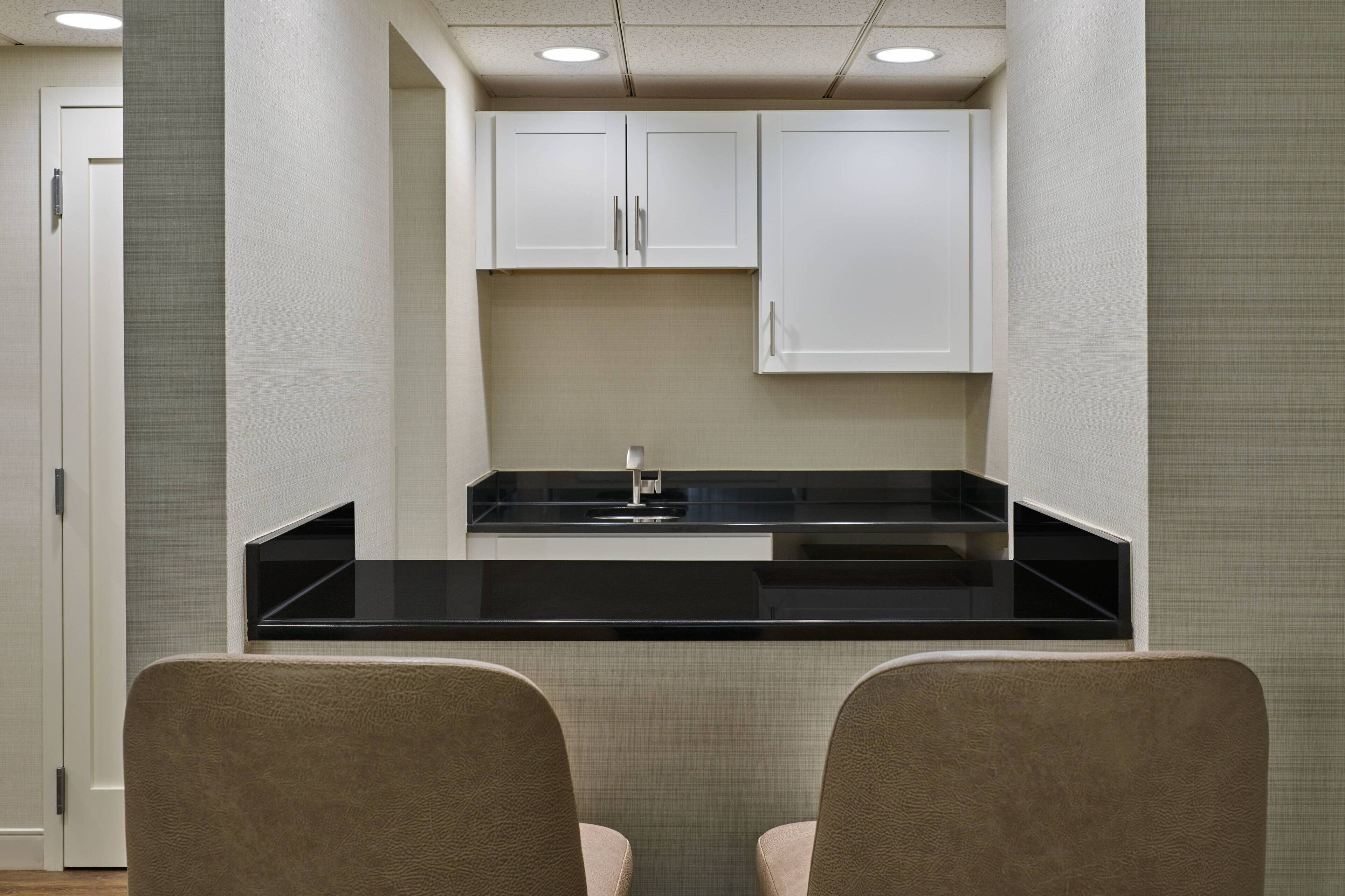 fridge, coffee/tea maker