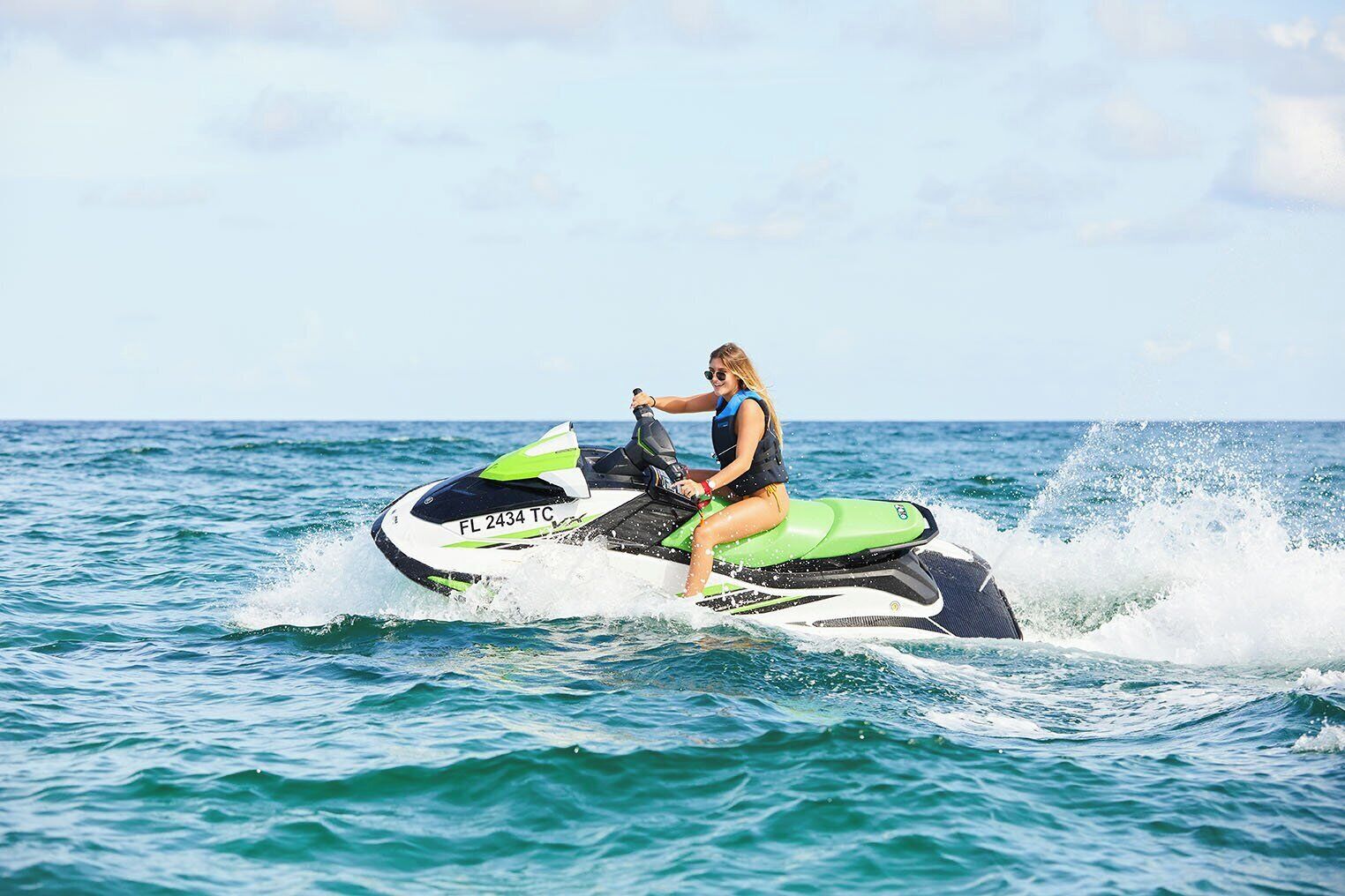 Una persona che guida un jet ski sull'acqua.