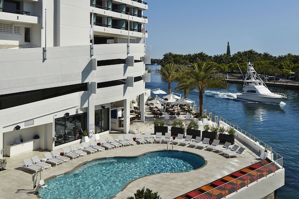 Outdoor pool, cabanas (surcharge), pool umbrellas