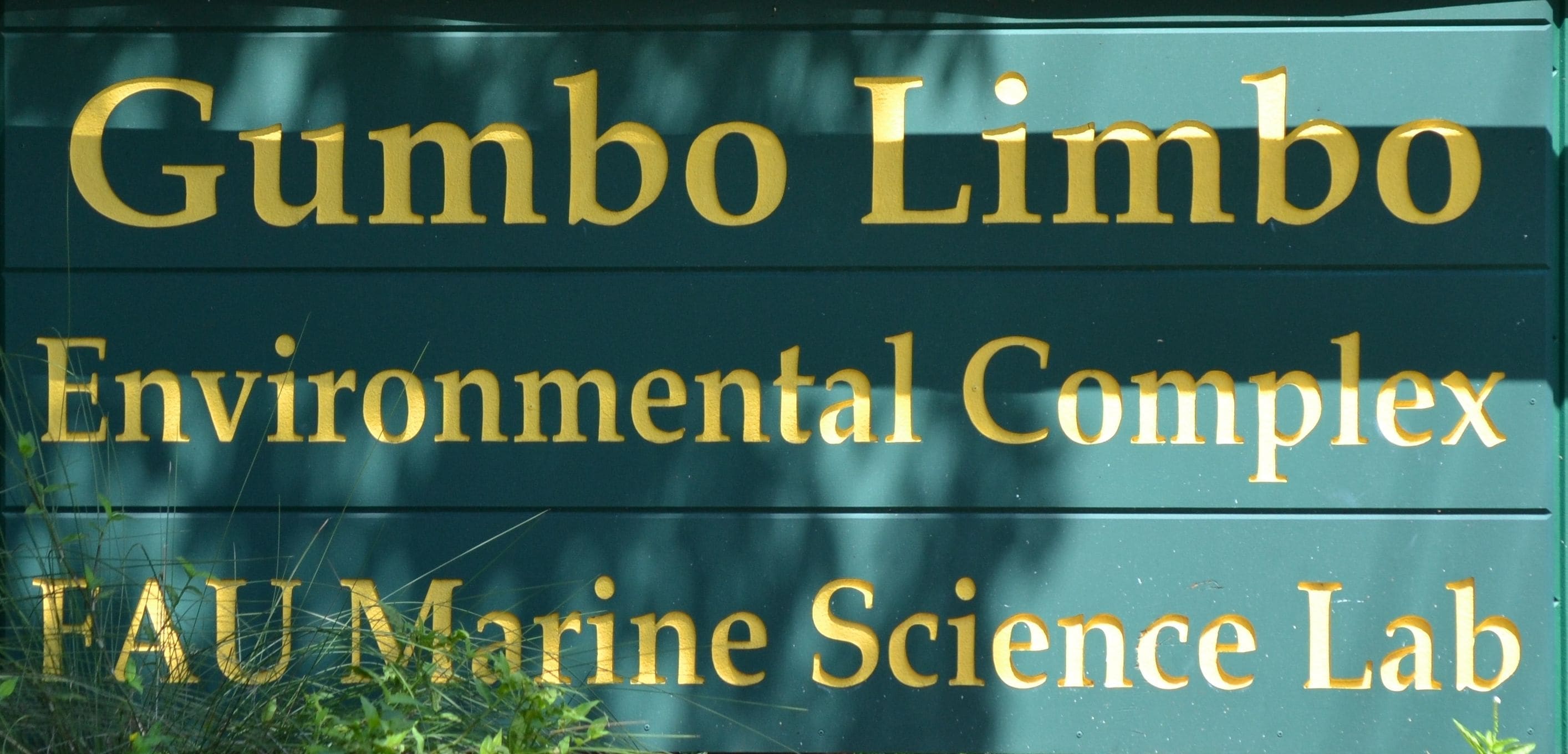 Un panneau indiquant l’entrée du complexe environnemental Gumbo Limbo, situé au laboratoire de sciences marines de l’université FAU.