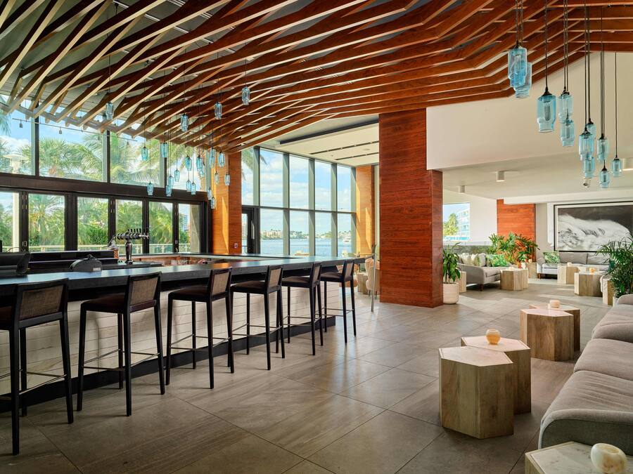 2 restaurants, breakfast, lunch, dinner served; seafood