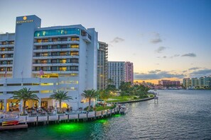 A waterfront hotel with multiple floors, a dock, and a marina. - Waterstone Resort & Marina Boca Raton, Curio Collection by Hilton (Boca Raton)