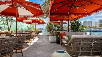 2 restaurantes, com serviço de café da manhã e almoço; frutos do mar