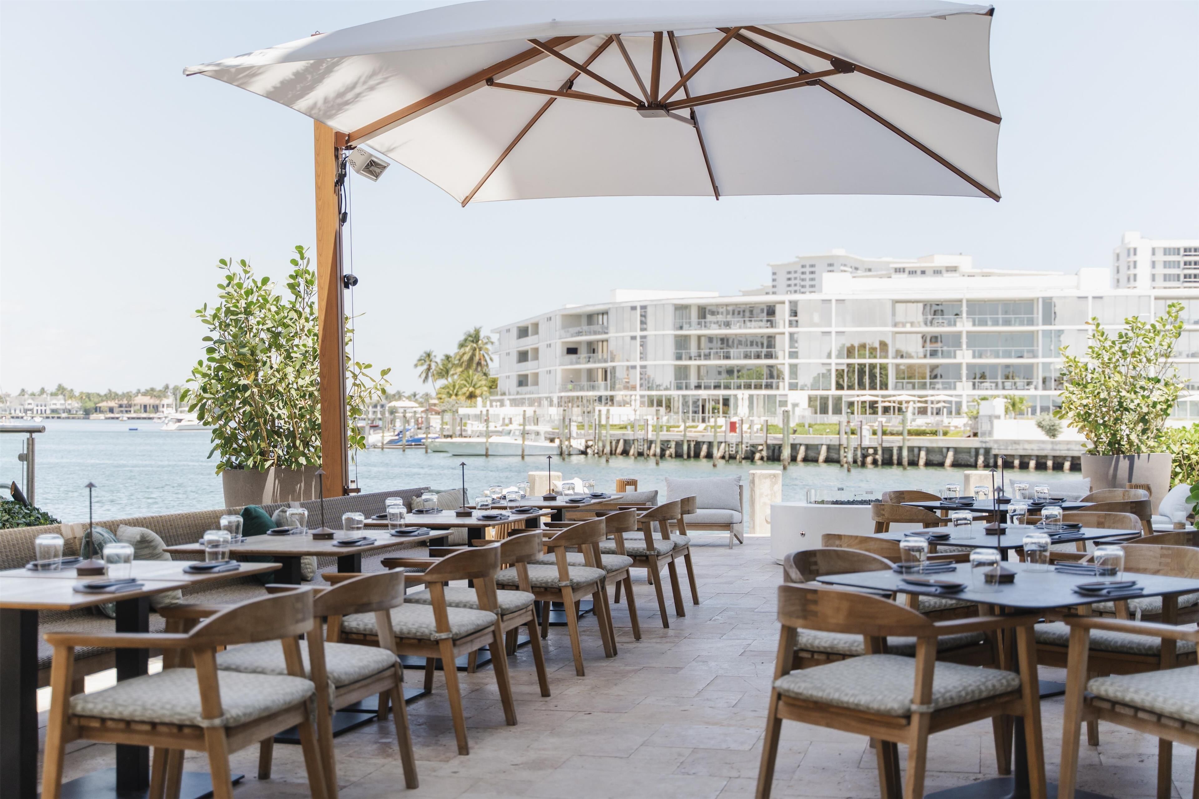 2 restaurants, breakfast, lunch, dinner served; seafood