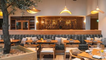 2 restaurants; breakfast, lunch, and dinner served