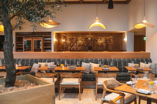 2 restaurants; breakfast, lunch, and dinner served