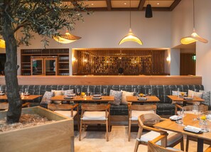 2 restaurants, breakfast, lunch, dinner served; seafood