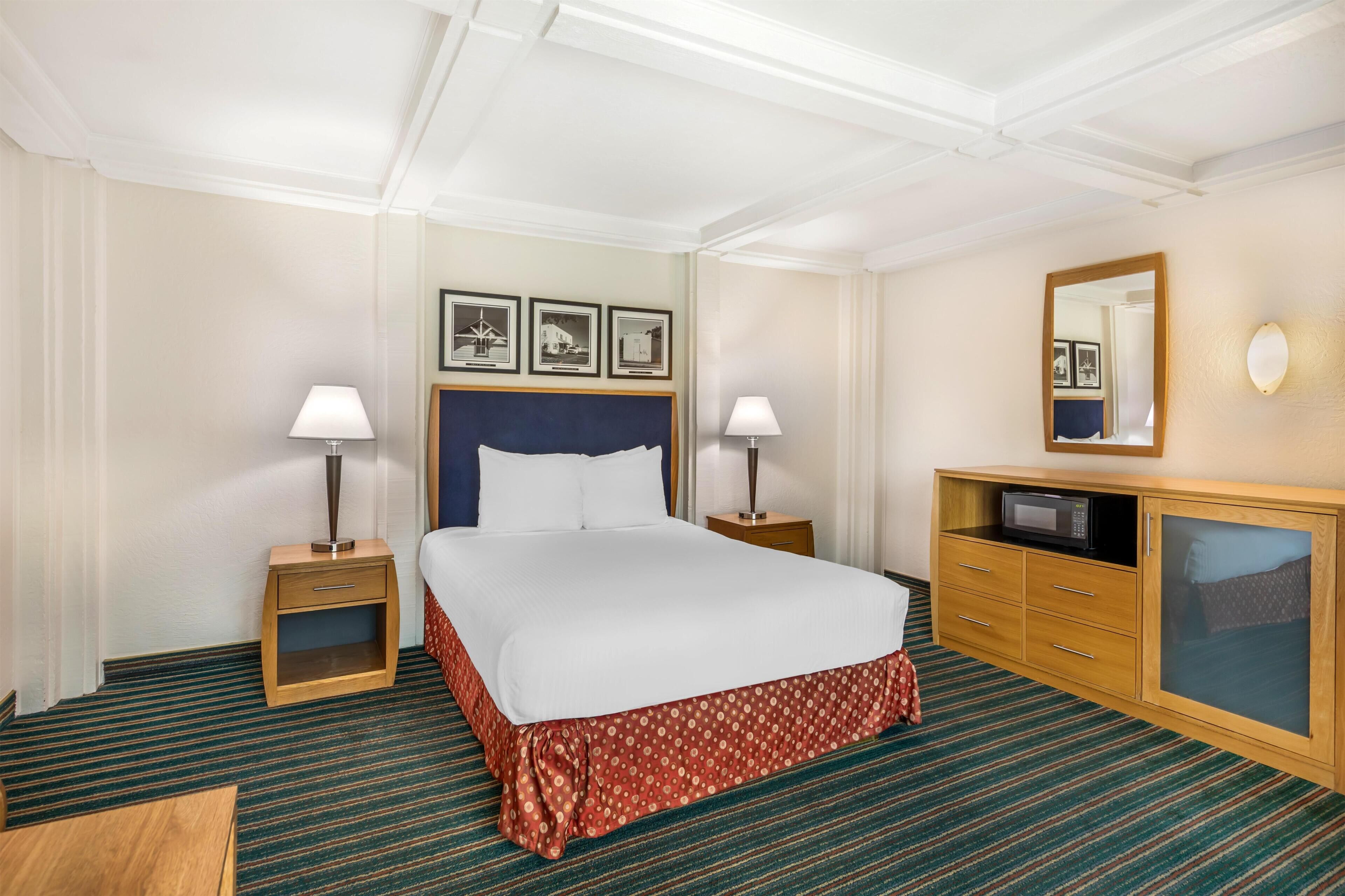 Standard Room, 1 Katil Ratu (Queen), Balcony, Pool View | Meja, seterika/papan seterika, Internet berwayar percuma, cadar katil 