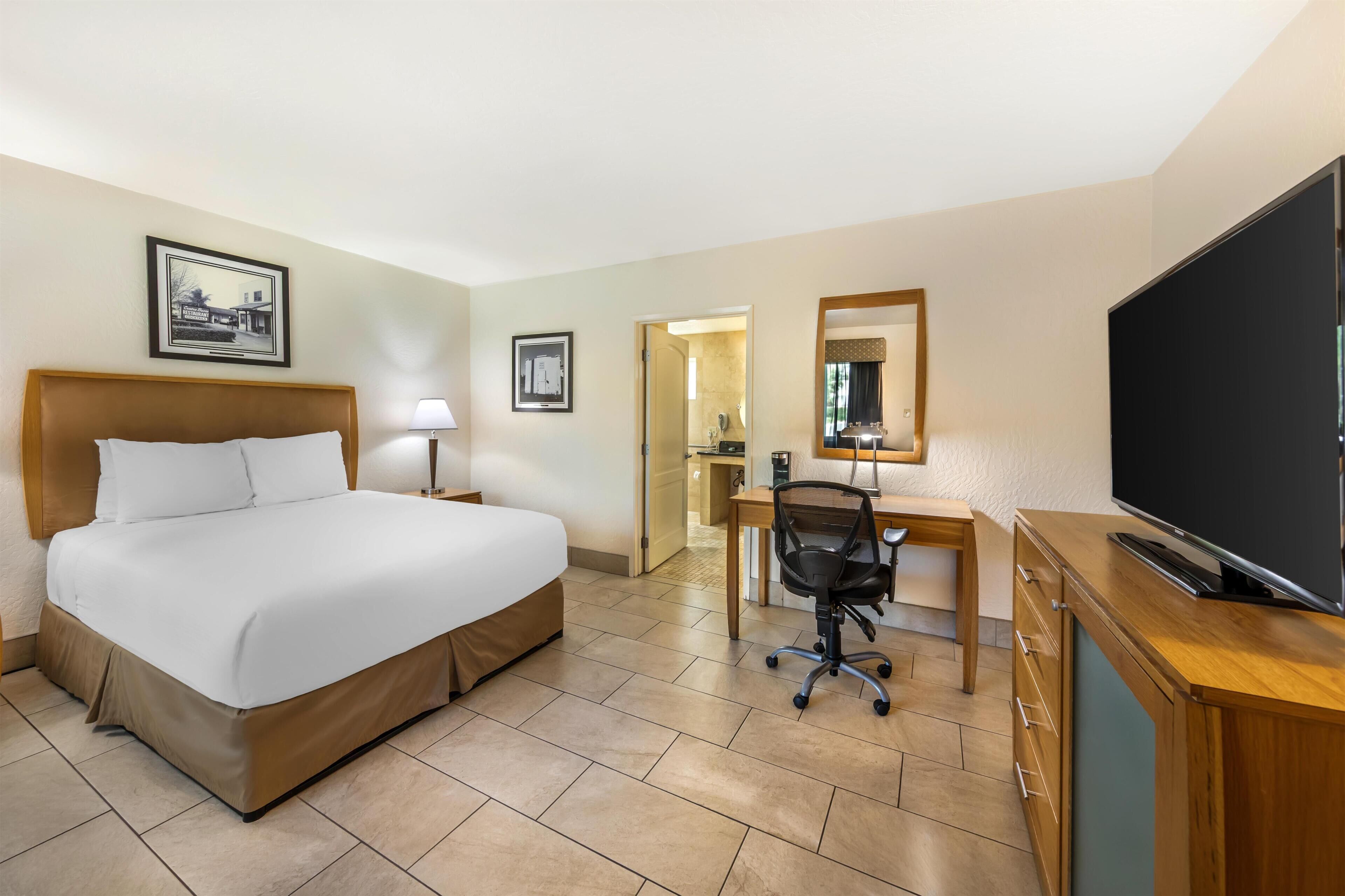 Standard Room, 1 Katil Ratu (Queen), Accessible, Non Smoking | Meja, seterika/papan seterika, Internet berwayar percuma, cadar katil 