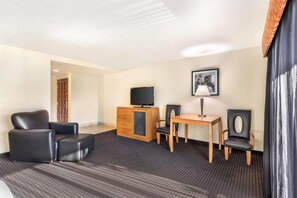 Habitación estándar, 2 camas Queen size, para no fumadores, balcón | Escritorio, tabla de planchar con plancha y camas extra 