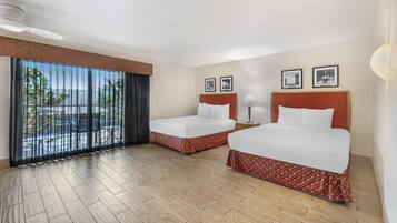 Habitación estándar, 2 camas Queen size, para no fumadores, balcón | Escritorio, tabla de planchar con plancha y camas extra