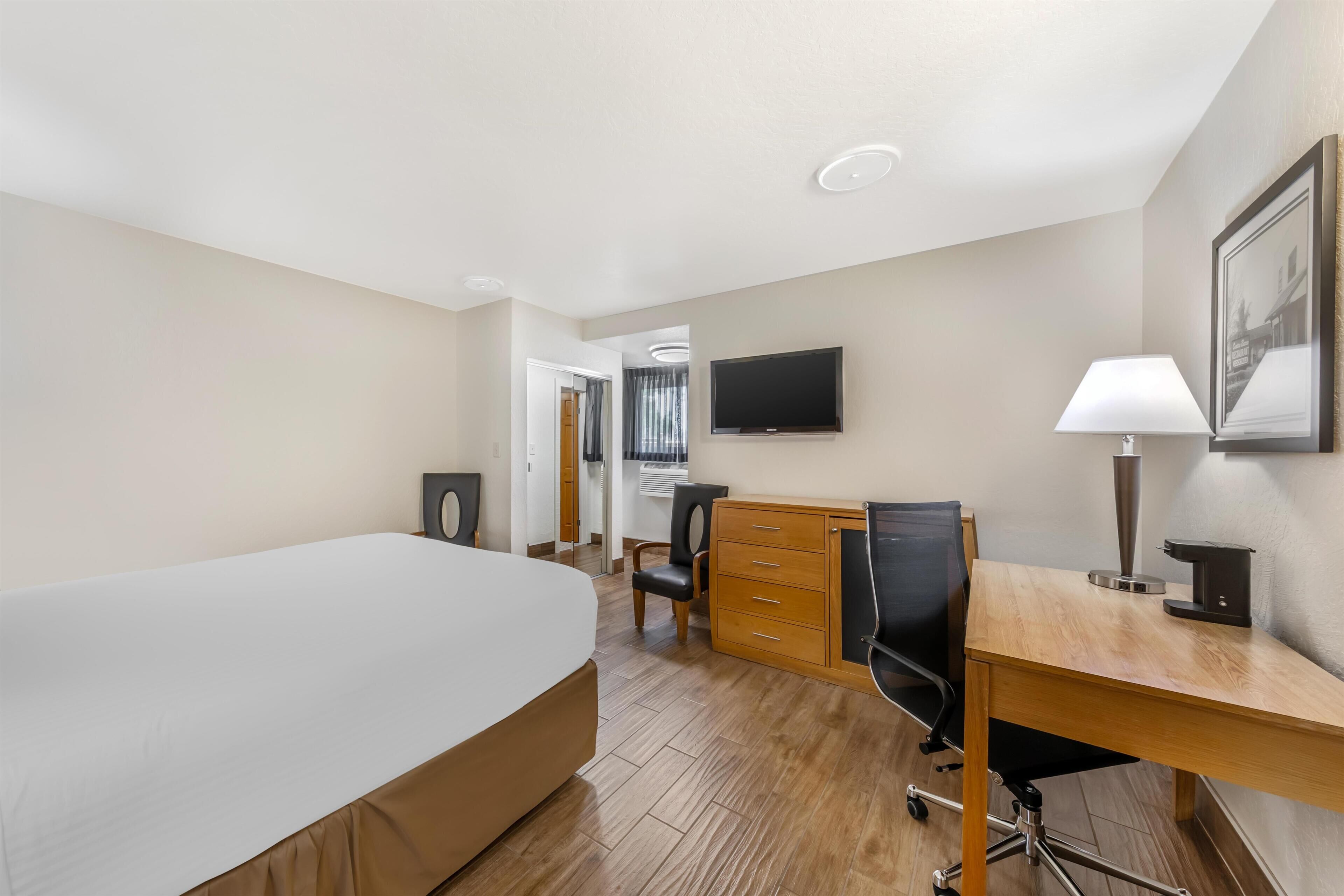 Standard Room, 1 Katil Ratu (Queen), Non Smoking | Meja, seterika/papan seterika, Internet berwayar percuma, cadar katil 