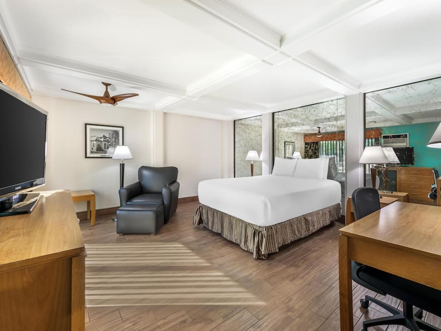 Quarto standard, 1 cama Queen, para não fumantes, sacada | Escrivaninha, ferros/tábuas de passar roupa