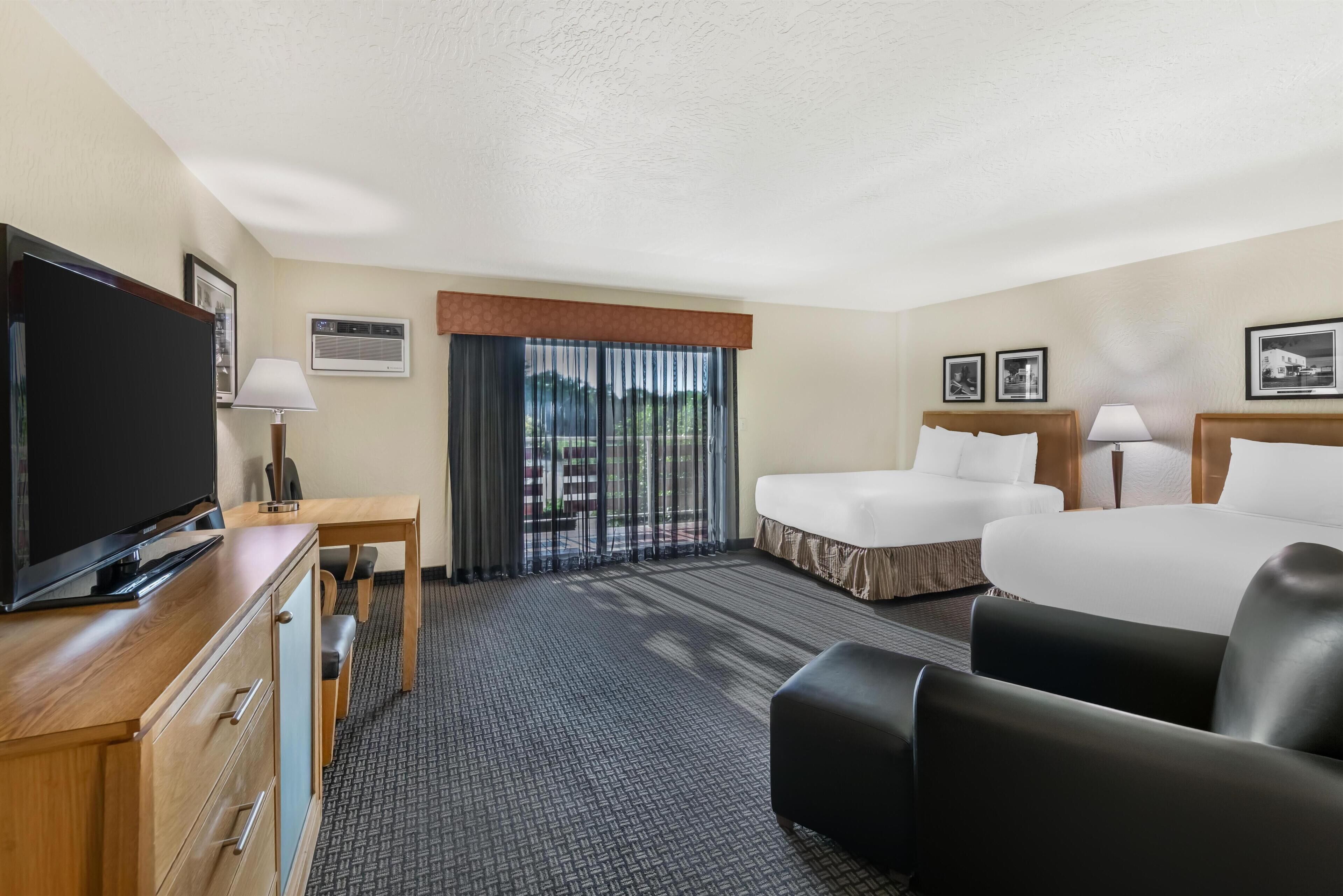 Standard Room, 2 Katil Ratu (Queen), Non Smoking, Balcony | Meja, seterika/papan seterika, Internet berwayar percuma, cadar katil 