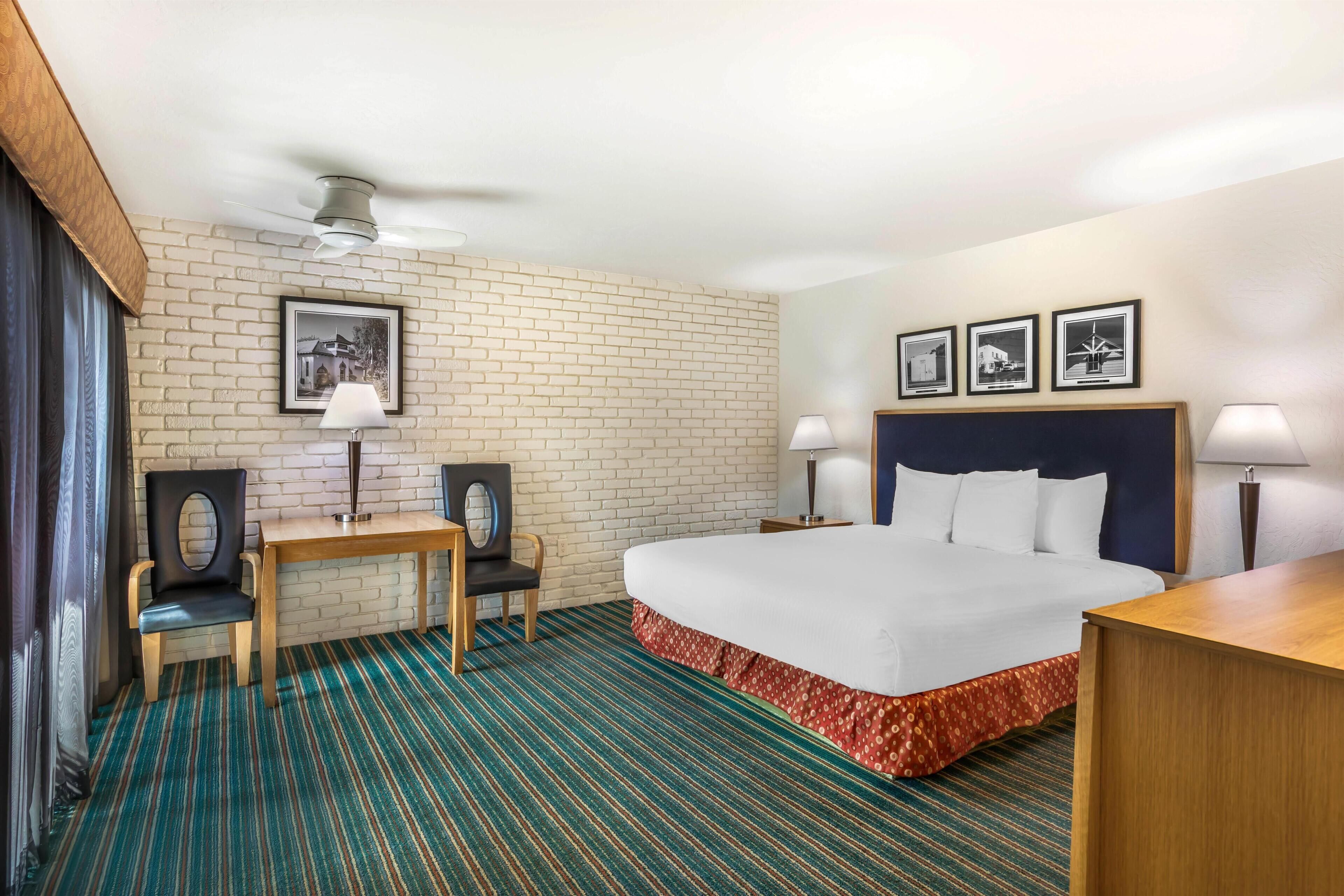 Standard Room, 1 Katil Raja (King), Patio, Pool View | Meja, seterika/papan seterika, Internet berwayar percuma, cadar katil 