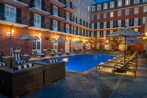 Una piscina al aire libre, sombrillas, tumbonas