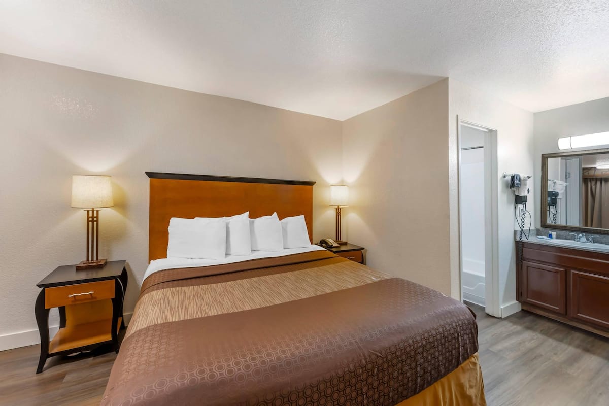 Habitación estándar, 1 cama de matrimonio grande, no fumadores | Tabla de planchar con plancha, wifi gratis, ropa de cama