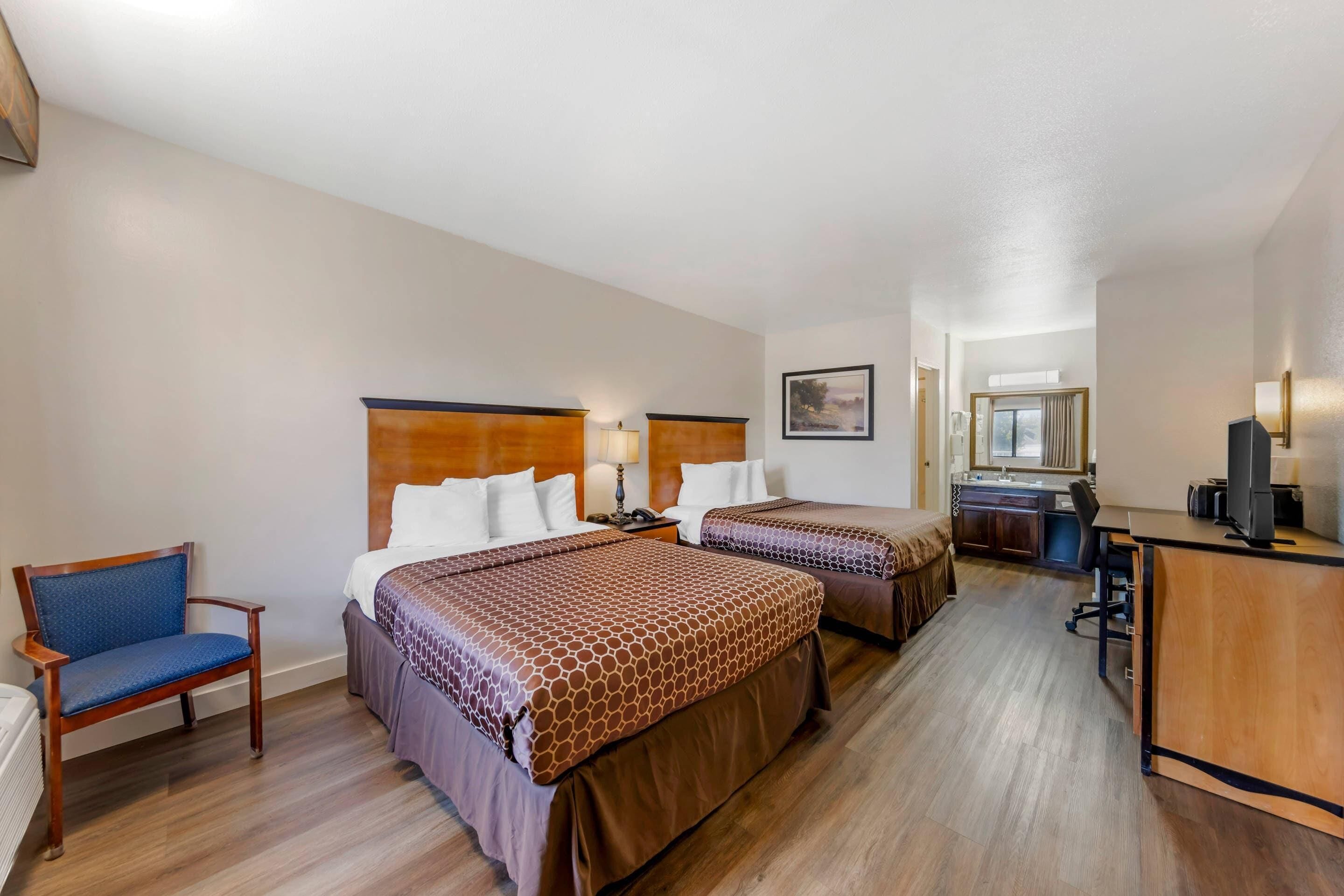 Habitación estándar, 2 camas de matrimonio, no fumadores | Tabla de planchar con plancha, wifi gratis, ropa de cama