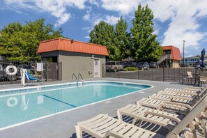 Seasonal outdoor pool - Rodeway Inn at Nevada State Capitol (Carson City)