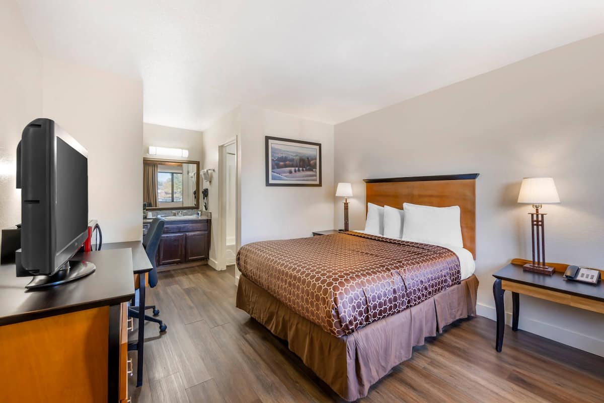 Habitación estándar, 1 cama de matrimonio, no fumadores | Tabla de planchar con plancha, wifi gratis, ropa de cama