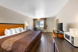 Tabla de planchar con plancha, wifi gratis y ropa de cama 