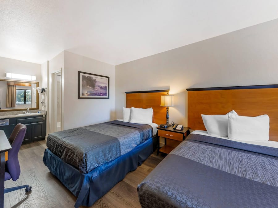 Standard-Doppelzimmer, 2 Doppelbetten, Nichtraucher | Bügeleisen/Bügelbrett, kostenloses WLAN, Bettwäsche