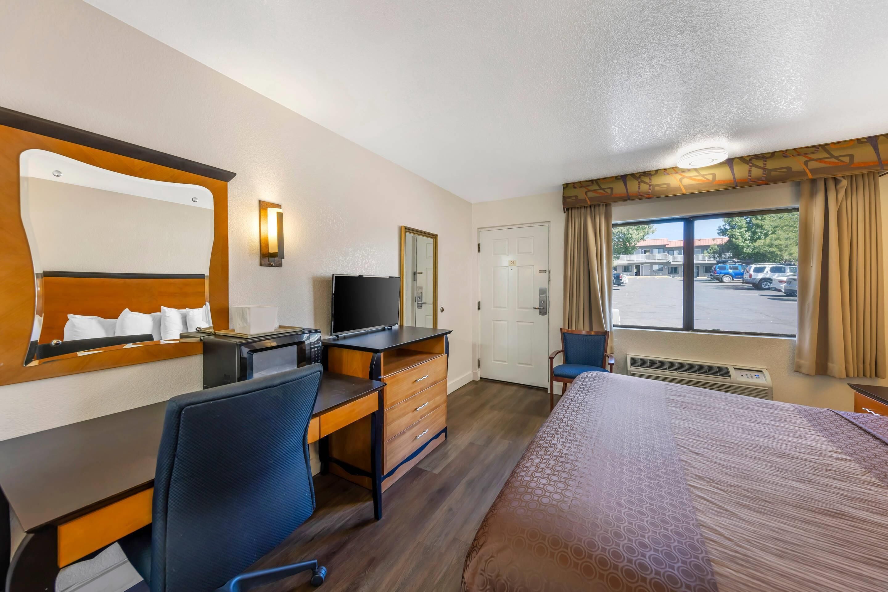 Tabla de planchar con plancha, wifi gratis y ropa de cama 