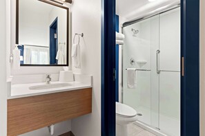 Bathroom shower - Spark by Hilton Hummelstown Hershey (Hummelstown)