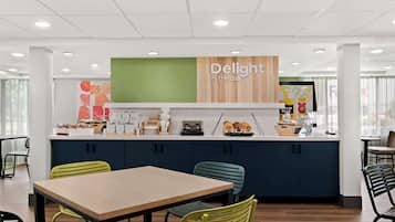 Una cocina moderna con un mostrador que exhibe diversos alimentos y un letrero que dice 'Delight in the day'.