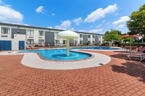 Seasonal outdoor pool, open 9:00 AM to 9:00 PM, pool umbrellas - Spark by Hilton Hummelstown Hershey (Hershey)