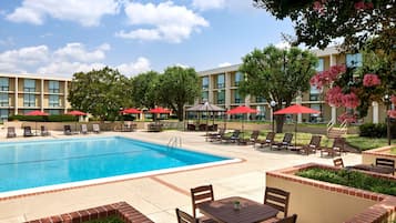 Alberca techada y alberca al aire libre por temporada