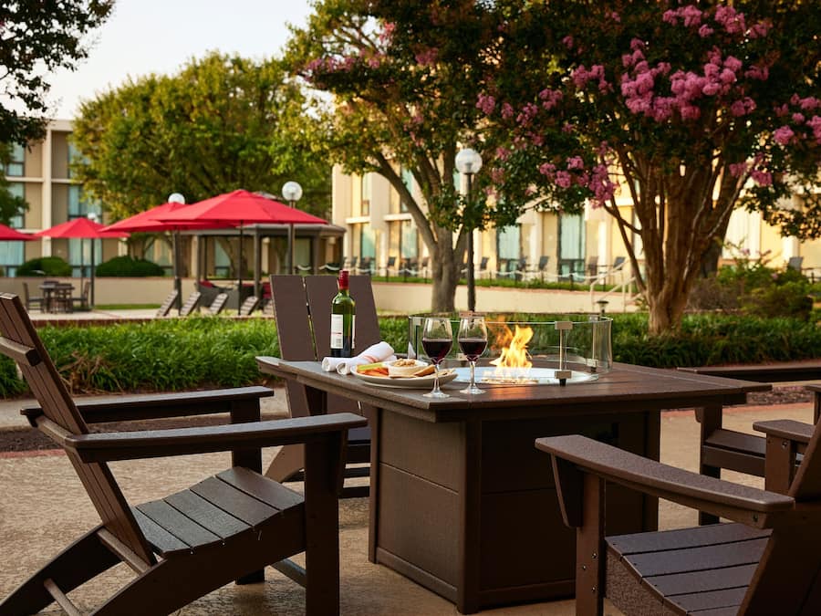 2 restauranter, frokost, lunsj og middag serveres, amerikanske retter