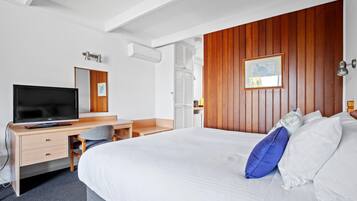 Kahden hengen premium-huone, 1 suuri parisänky | 1 makuuhuone, pimennysverhot, äänieristys, silitysrauta/-lauta