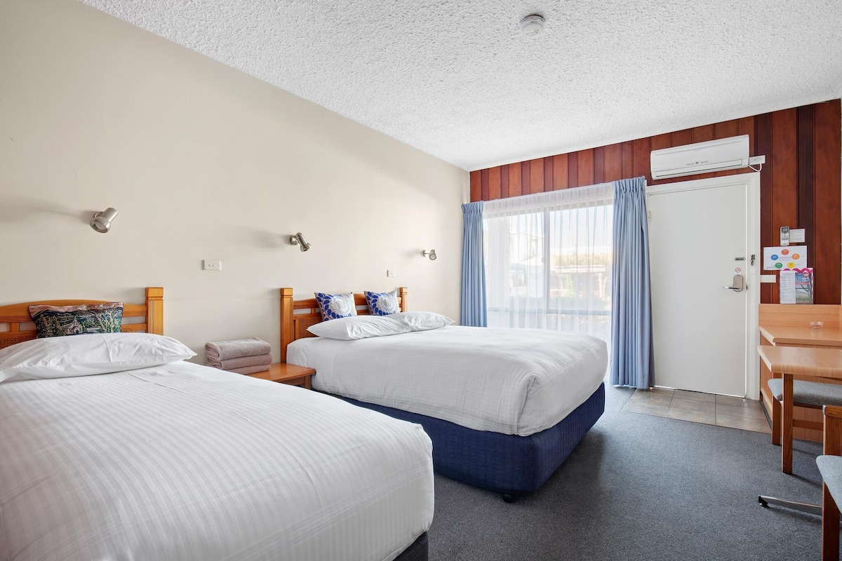 1 bedroom, blackout curtains, soundproofing