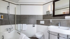 Une salle de bain moderne avec une baignoire, des toilettes et un lavabo.