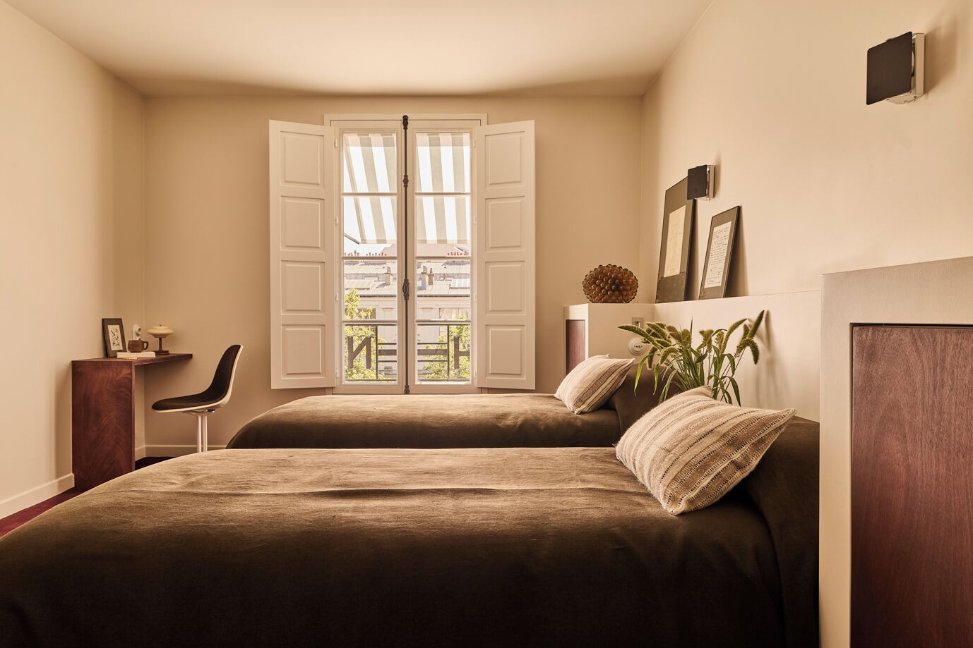 Hypo-allergenic bedding, minibar, in-room safe, desk