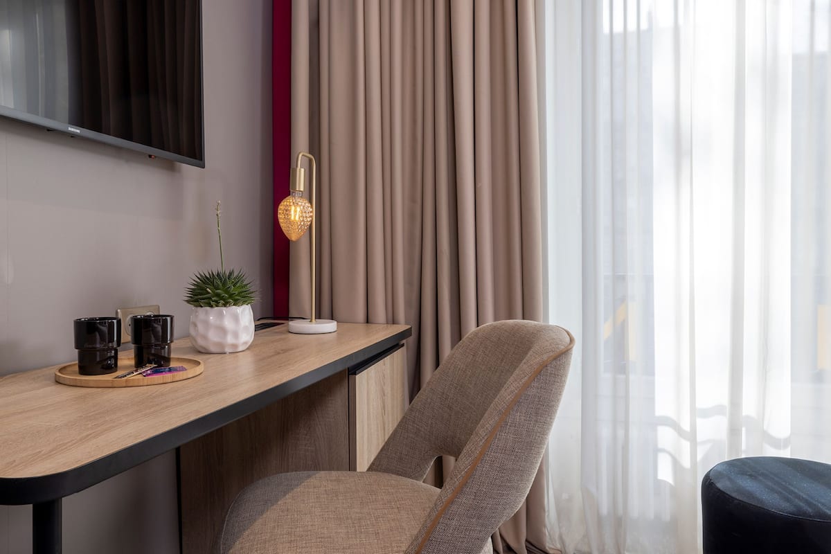 Hypo-allergenic bedding, minibar, in-room safe, desk