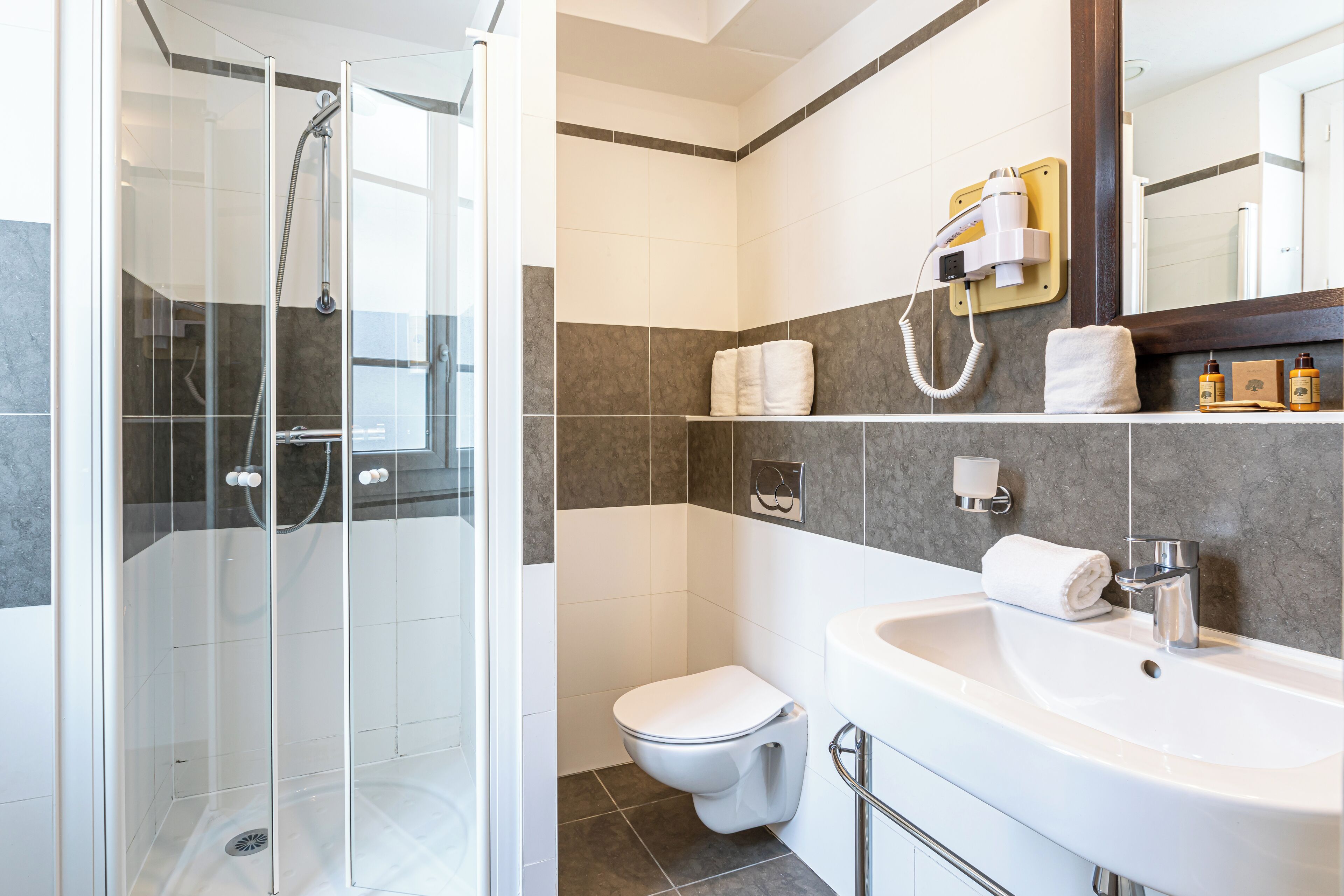 triple room | bathroom | free toiletries, hair dryer, towels