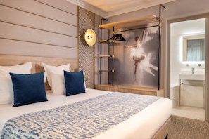 Superior tweepersoonskamer | Hypoallergeen beddengoed, een minibar, een kluis op de kamer, een bureau