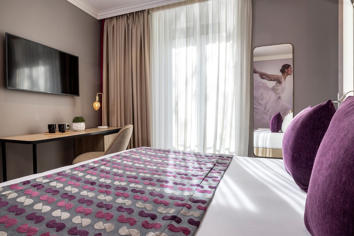 Hypo-allergenic bedding, minibar, in-room safe, desk