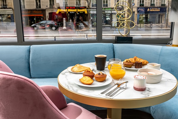 Dagelijks ontbijtbuffet (EUR 18 per persoon)