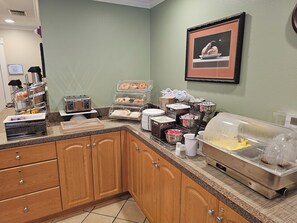 Free daily buffet breakfast - Roadstar Hotel Zephyrhills (Zephyrhills)