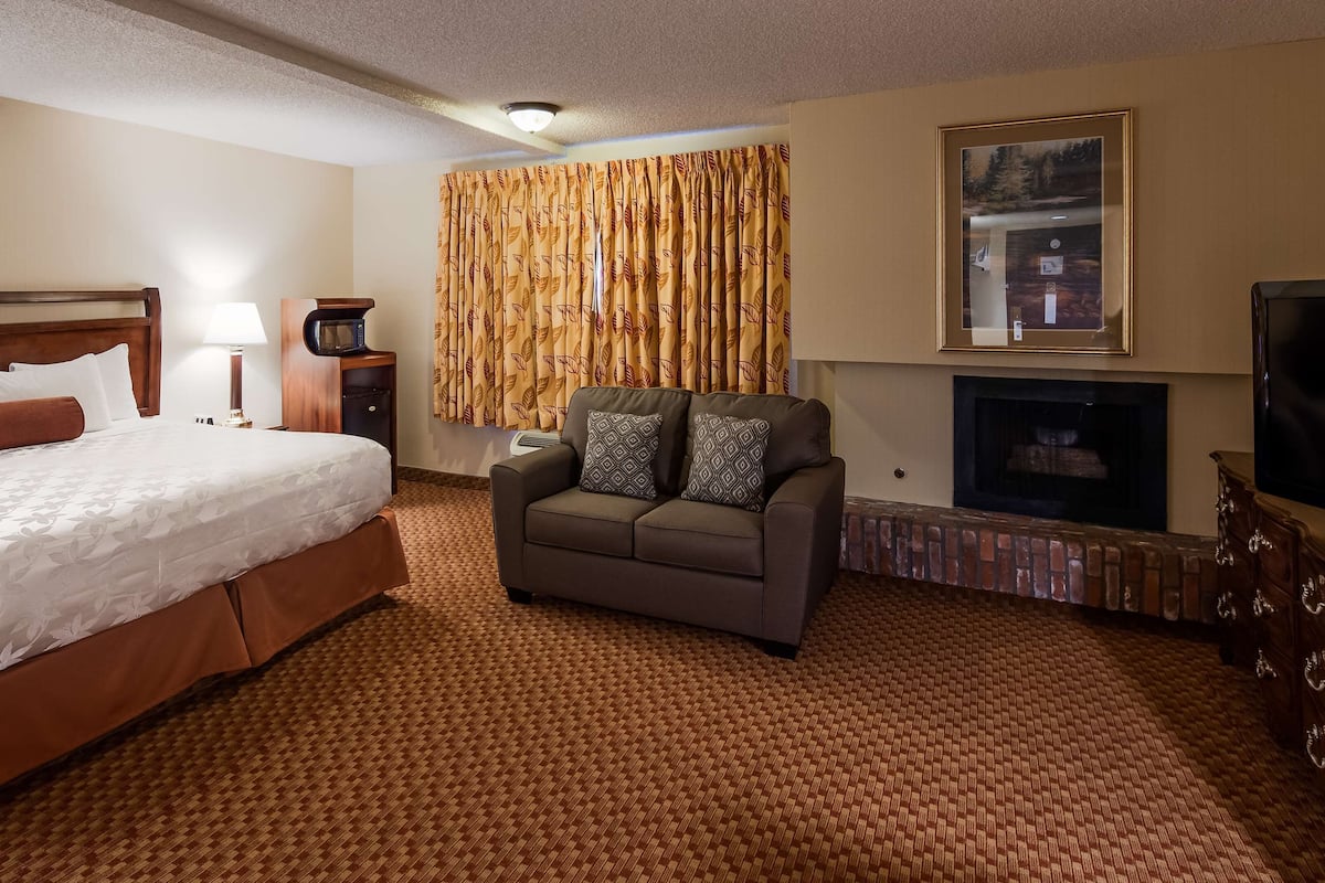 Premium bedding, blackout curtains, iron/ironing board
