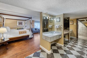 Suite, 1 cama King size, para no fumadores, hidromasaje (Four Poster Bed) | Baño | Tina con regadera, amenidades de baño ecológicas, secadora de cabello 