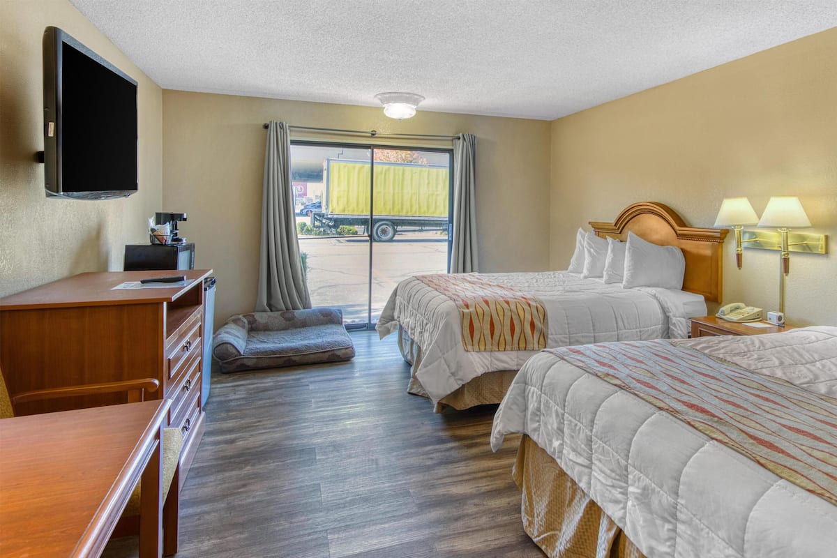 Standard Room, 2 Queen Beds, Non Smoking, Refrigerator & Microwave (Pet Friendly) | Premium bedding, blackout drapes, iron/ironing board, cribs (free)
