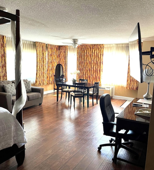 Suite, 1 King Bed, Non Smoking, Jetted Tub (Four Poster Bed)