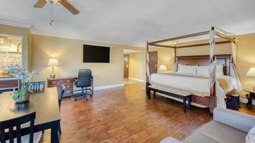 Suite, 1 kingsize-seng, ikke-røyk, massasjebadekar (Four Poster Bed) | Sengetøy av topp kvalitet, blendingsgardiner og strykejern/-brett